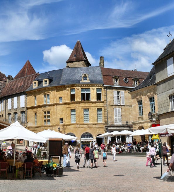 Centre ville Sarlat proche de la  location saisonnière de la Boetie du Ponchet à Veyrignac, Dordogne