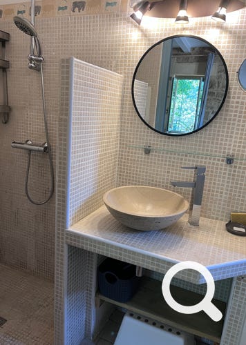 Salle de bain avec wc, sèche cheveux,  de la maison de la Boetie du Ponchet, Veyrignac
