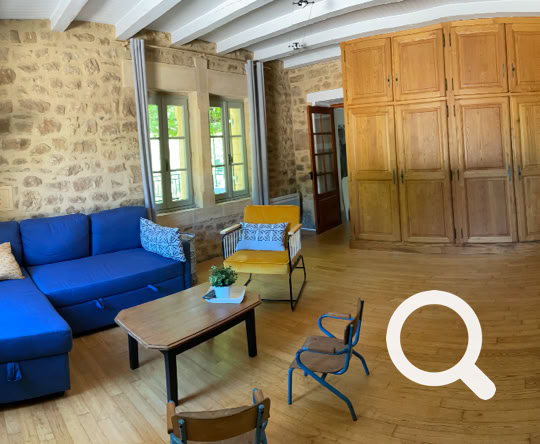 Vous trouverez de grands placards de rangement &agrave; votre disposition dans le salon de la maison de vacances de Veyrignac