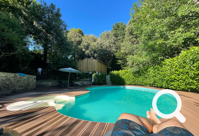 Piscine de la maison de vacances de la Boetie entour&eacute;e d'arbres du Ponchet, Dordogne