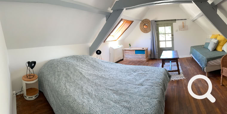La chambre parentale de la maison dispose d'un grand lit double et d'un lit simple et d'une climatisation