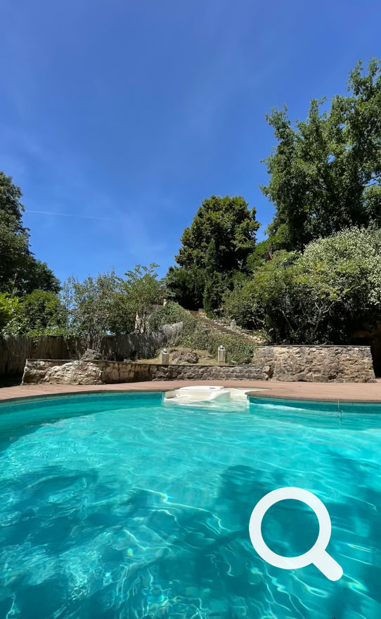 Vue de la piscine et escalier qui monte &agrave; la maison de vacances de la Boetie du Ponchet &agrave; Veyrignac, Dordogne
